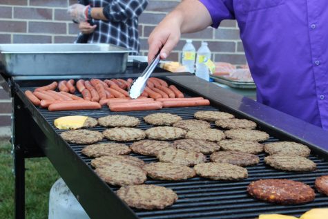 Sophomores enjoy eating hot dogs and hamburgers and play games during a special sophomore picnic organized by Connections Crew on Sept 15 outside of the Upper Campus.