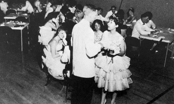Homecoming of 1963 saw flowwy, flared dresses as the main trend, along with bow ties and casual suits for the boys. Hair on the shorter to medium side, and lots of white. Not super colorful looks, but still classic. 